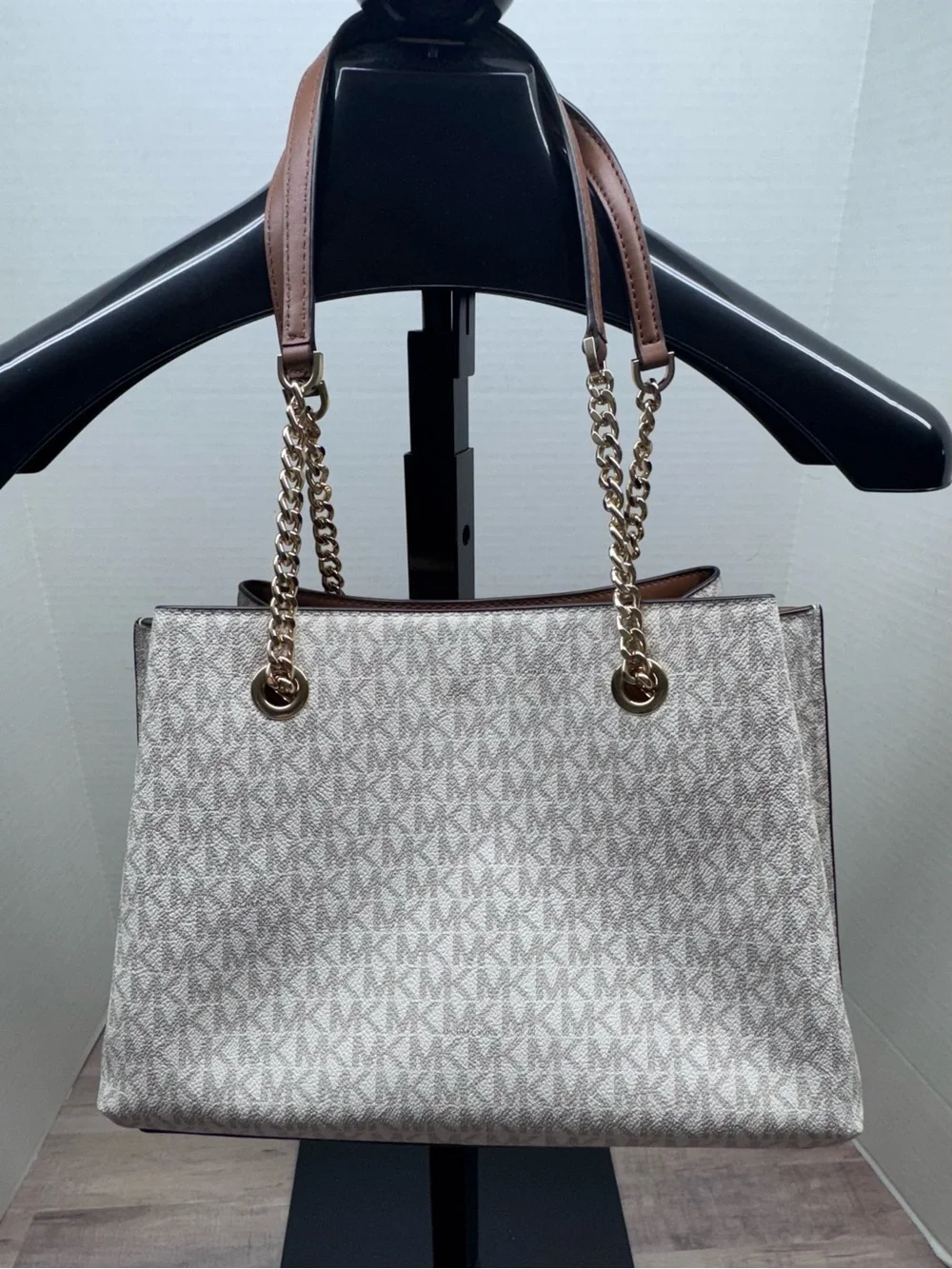 Michael Kors Womens Teagan Large Logo Print Shoulder Bag in Vanilla